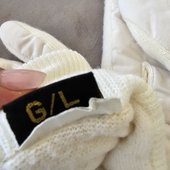 White Quilted Ski Gloves - Picture 4 of 10